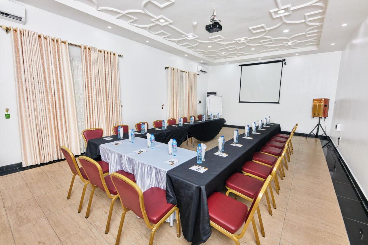 Oak Haven Hotel & Suites Port Harcourt Bagian luar foto